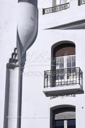 Image du Maroc Professionnelle de  Détail d'une des façades les plus représentatives de l’architecture du début du XXème siècle située sur le boulevard Mohamed V, l'un des plus anciens de "Casablanca". De nombreux architectes internationaux, et surtout des français, qui se sont inspirés des courants des Art Nouveau en vogue en Europe et particulièrement des Art Déco en y ajoutant des caractéristiques locales tel que, stucs, sculptures ou de zelliges, visible sur les façades des immeubles construits pour les colons à Casablanca, Dimanche 11 Janvier 2009. (Photo / Abdeljalil Bounhar)